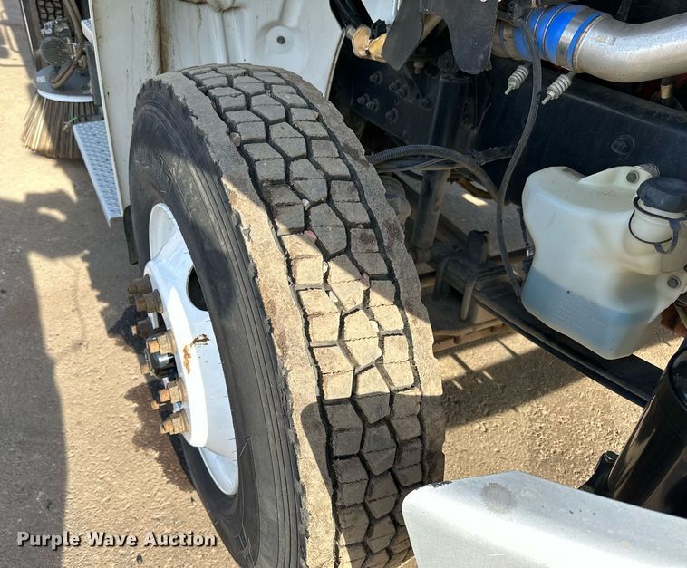 image for item DQ7451 2022 Freightliner  Business Class M2 street sweeper truck