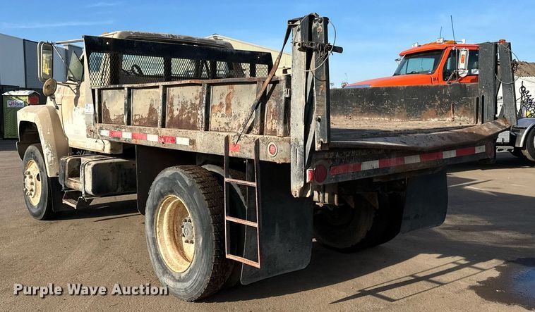 image for item DQ7453 1987 Ford  F800 flatbed truck