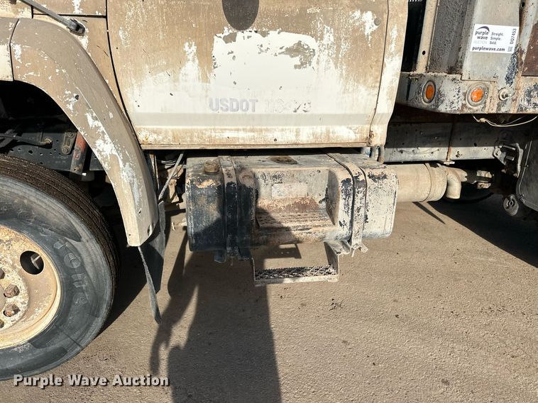 image for item DQ7453 1987 Ford  F800 flatbed truck