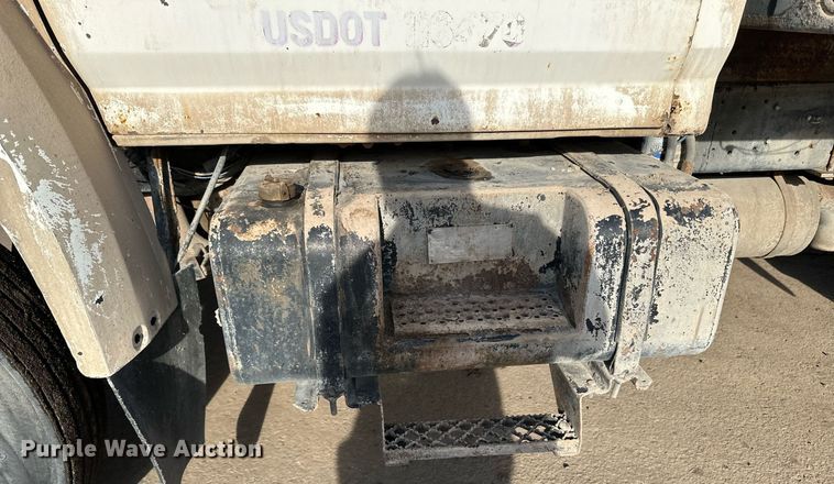 image for item DQ7453 1987 Ford  F800 flatbed truck