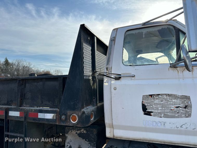 image for item DQ7453 1987 Ford  F800 flatbed truck
