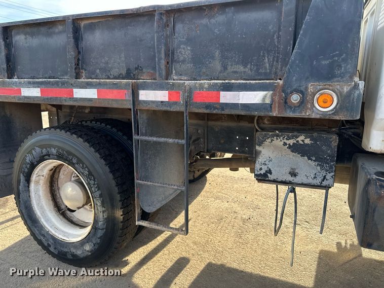 image for item DQ7453 1987 Ford  F800 flatbed truck