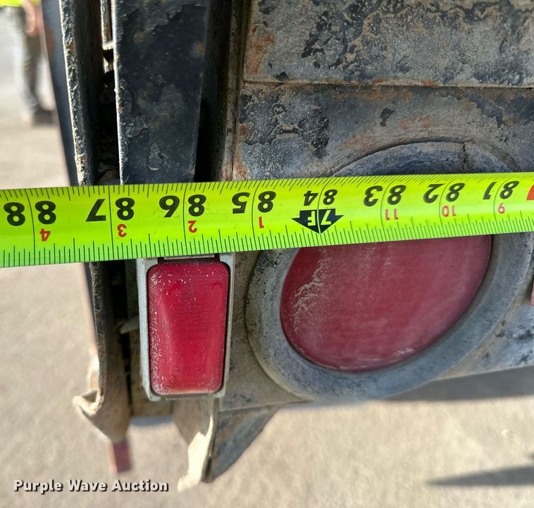 image for item DQ7453 1987 Ford  F800 flatbed truck