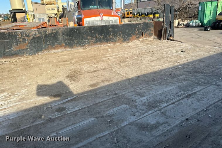 image for item DQ7453 1987 Ford  F800 flatbed truck