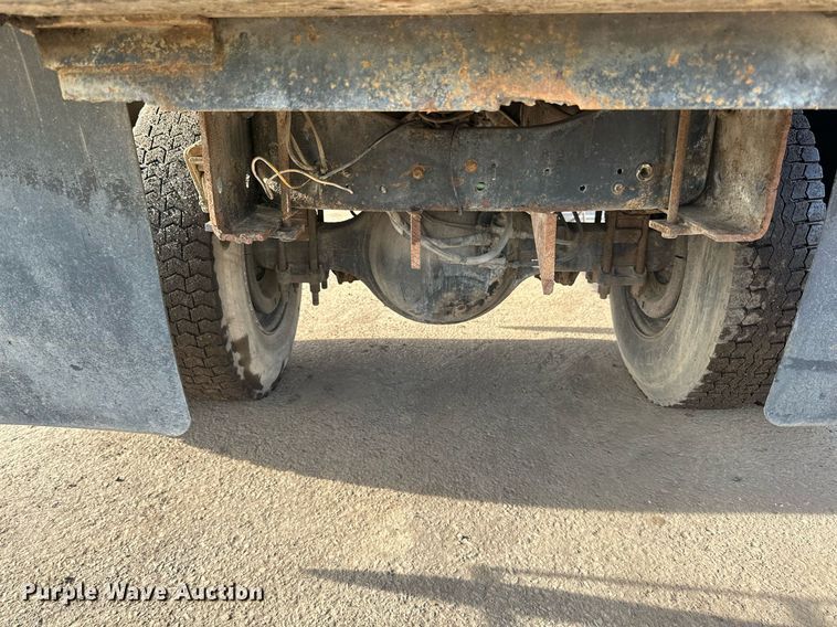 image for item DQ7453 1987 Ford  F800 flatbed truck