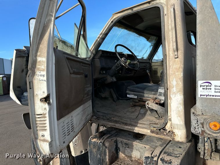 image for item DQ7453 1987 Ford  F800 flatbed truck