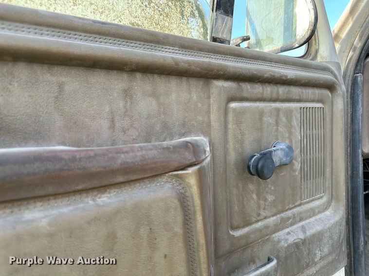 image for item DQ7453 1987 Ford  F800 flatbed truck