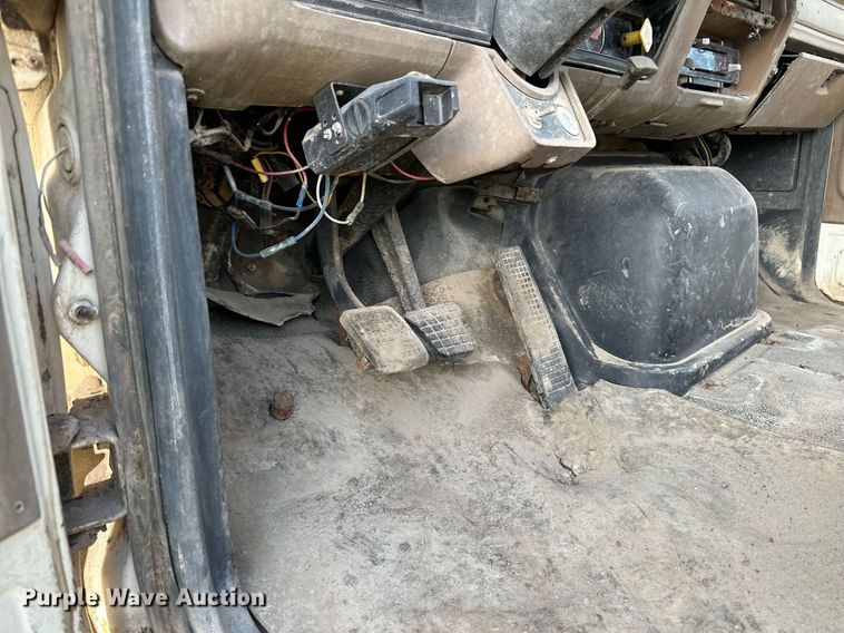 image for item DQ7453 1987 Ford  F800 flatbed truck