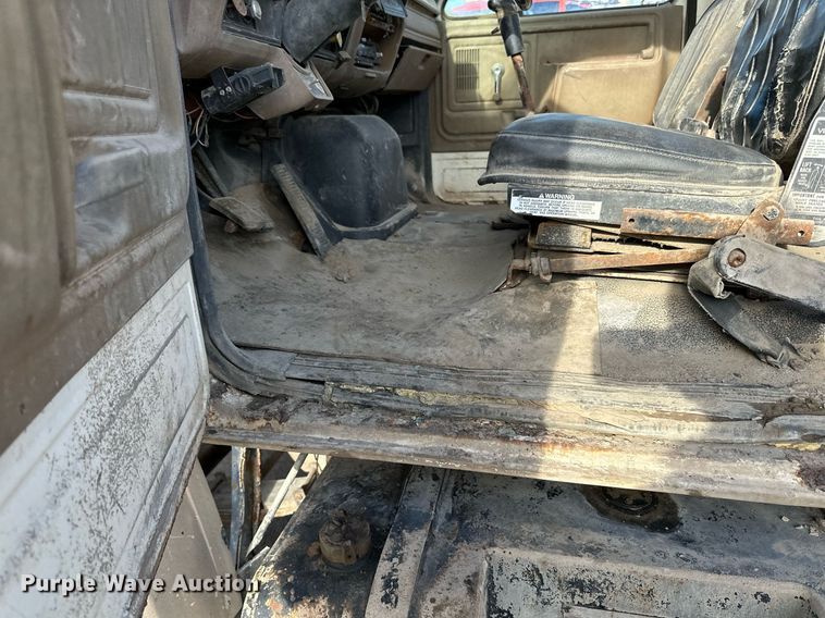 image for item DQ7453 1987 Ford  F800 flatbed truck