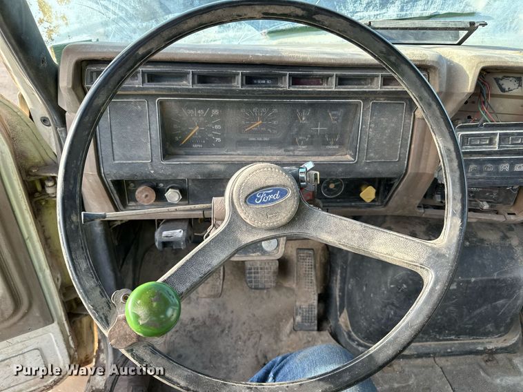 image for item DQ7453 1987 Ford  F800 flatbed truck