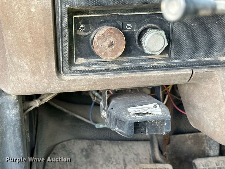 image for item DQ7453 1987 Ford  F800 flatbed truck