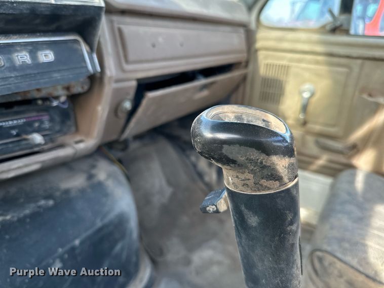 image for item DQ7453 1987 Ford  F800 flatbed truck