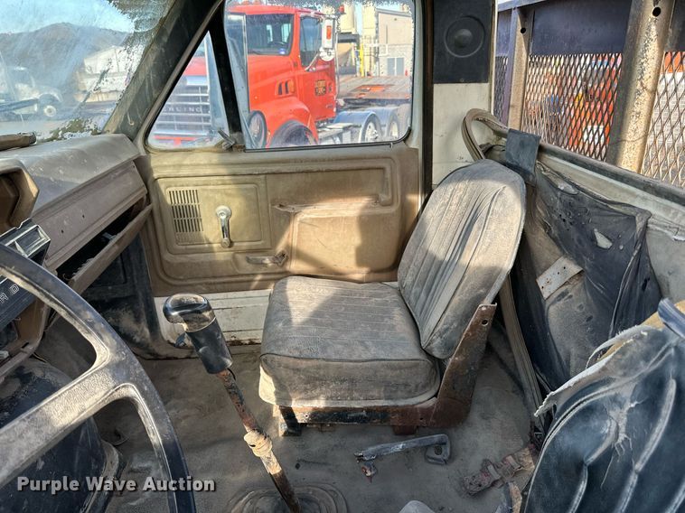 image for item DQ7453 1987 Ford  F800 flatbed truck