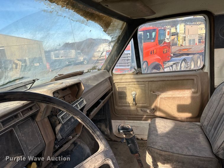 image for item DQ7453 1987 Ford  F800 flatbed truck