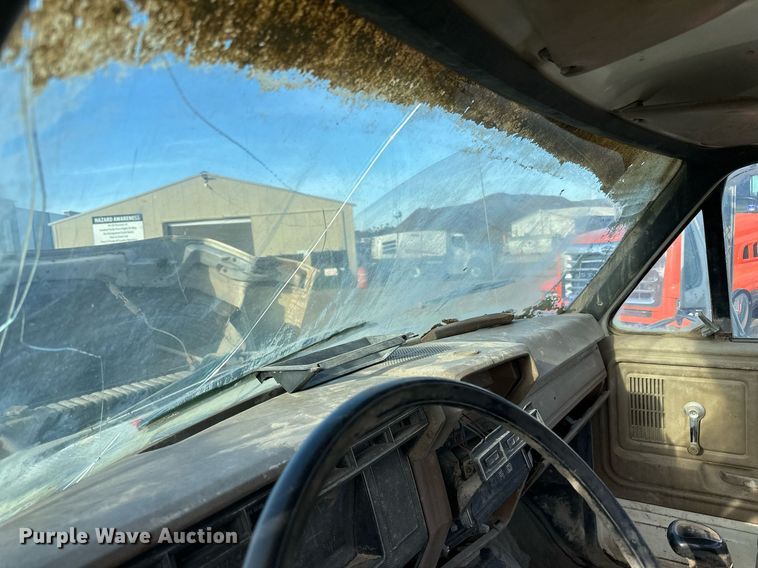 image for item DQ7453 1987 Ford  F800 flatbed truck