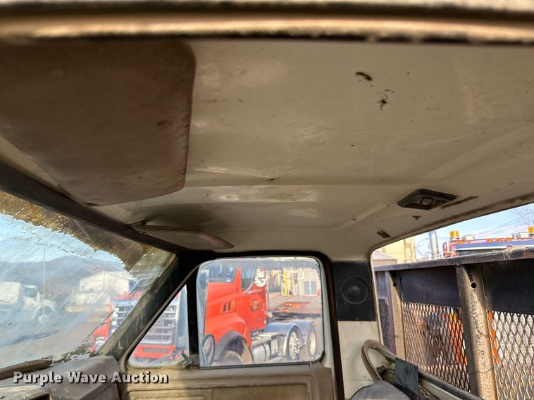 image for item DQ7453 1987 Ford  F800 flatbed truck