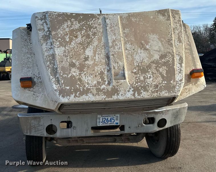 image for item DQ7453 1987 Ford  F800 flatbed truck