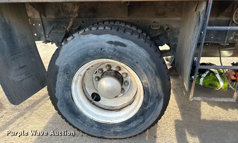 image for item DQ7453 1987 Ford  F800 flatbed truck