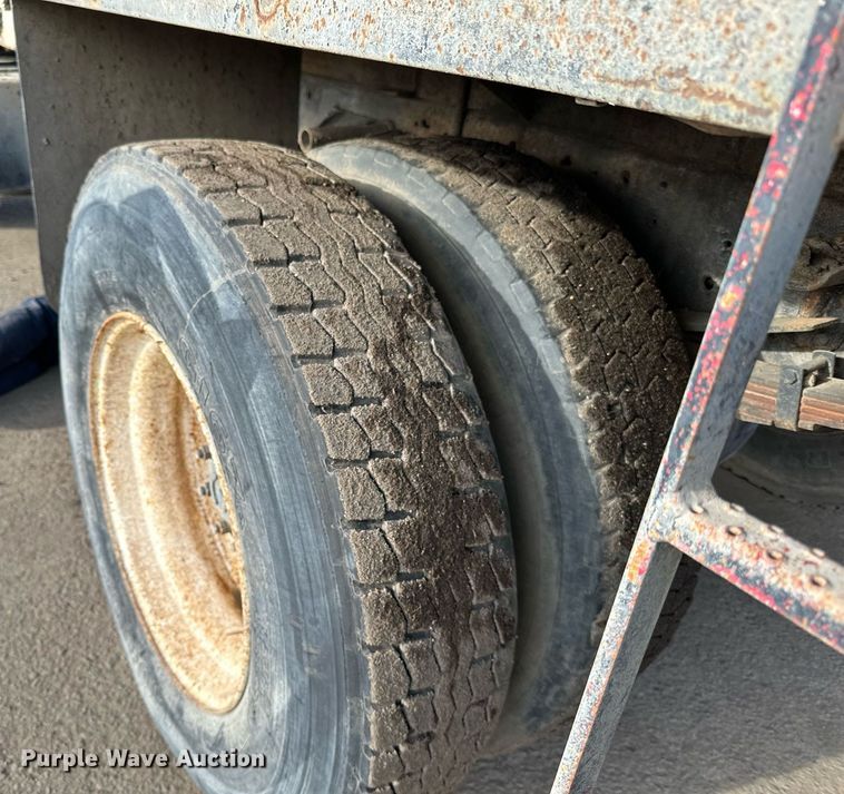 image for item DQ7453 1987 Ford  F800 flatbed truck