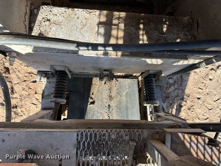 image for item DQ7460 1975 Universal   3042 jaw crusher
