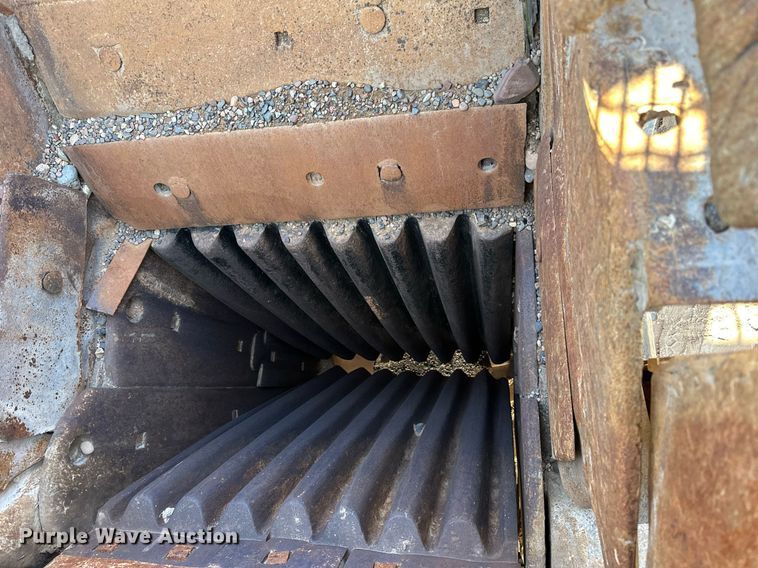 image for item DQ7460 1975 Universal   3042 jaw crusher