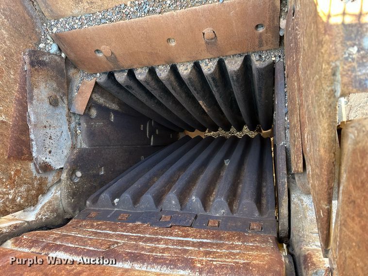 image for item DQ7460 1975 Universal   3042 jaw crusher