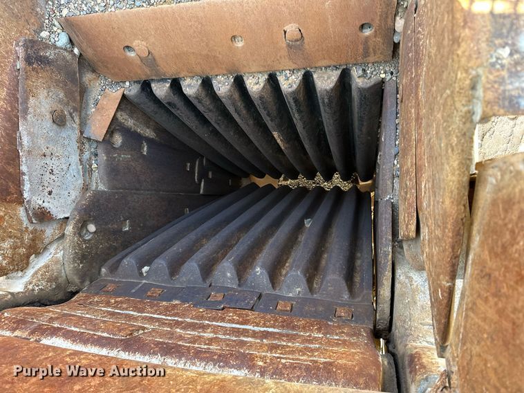 image for item DQ7460 1975 Universal   3042 jaw crusher