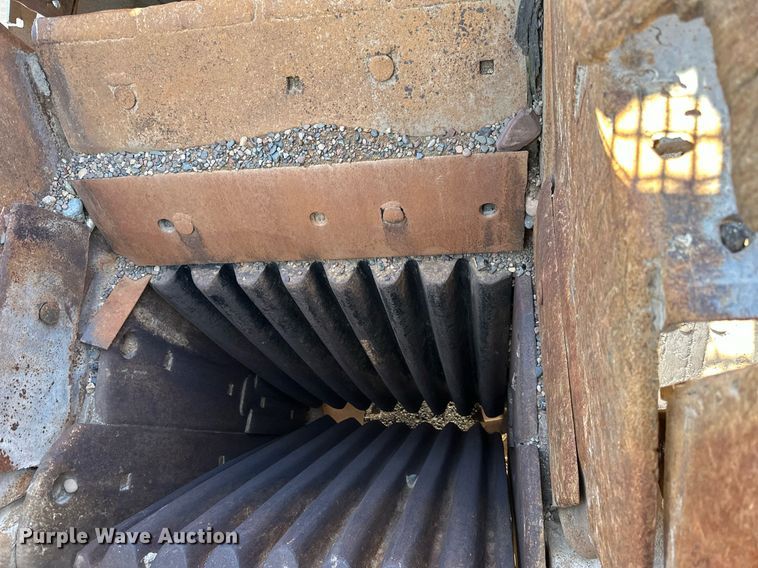 image for item DQ7460 1975 Universal   3042 jaw crusher