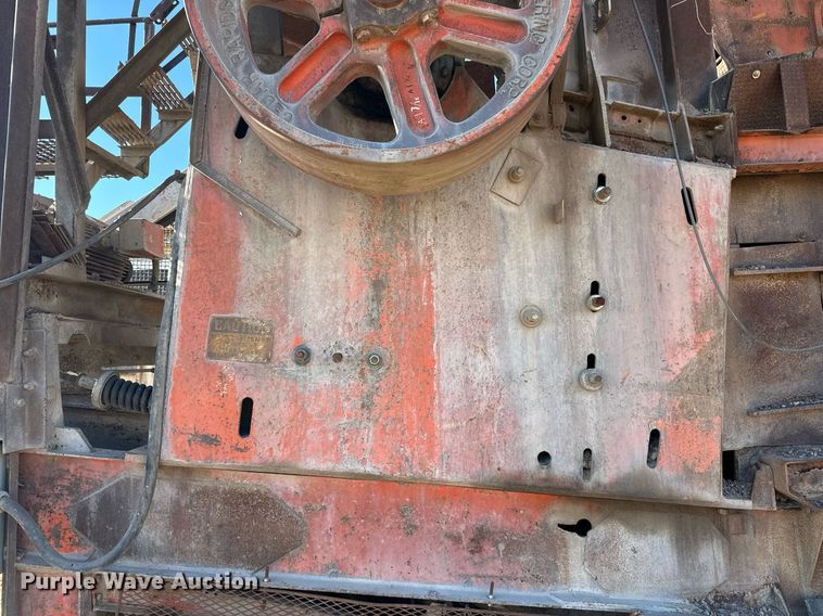 image for item DQ7460 1975 Universal   3042 jaw crusher
