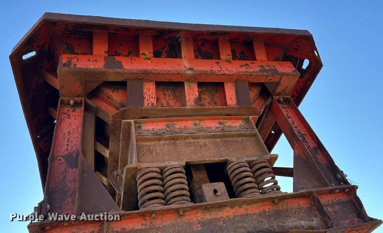 image for item DQ7460 1975 Universal   3042 jaw crusher
