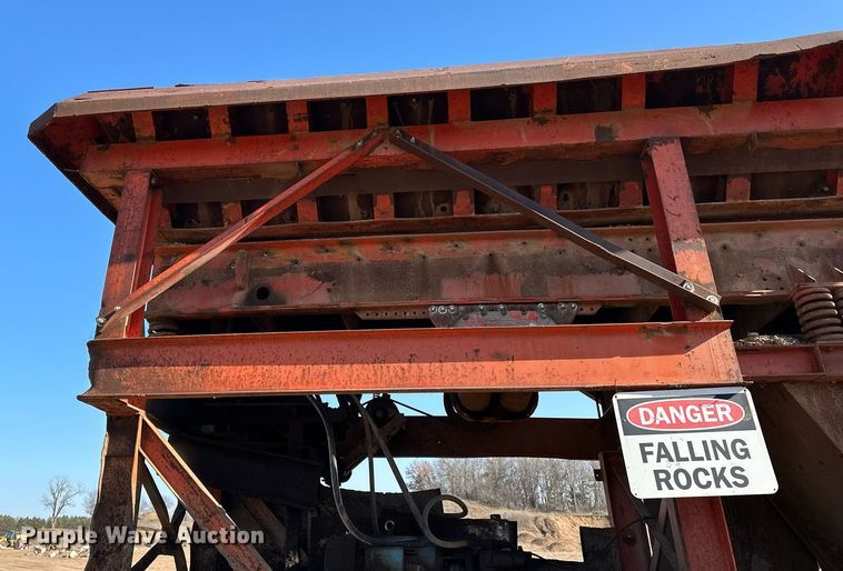 image for item DQ7460 1975 Universal   3042 jaw crusher