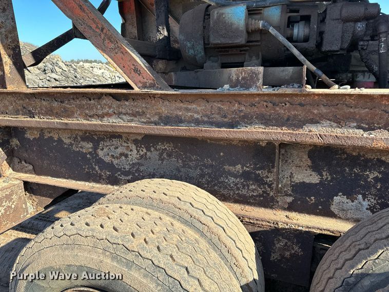 image for item DQ7460 1975 Universal   3042 jaw crusher