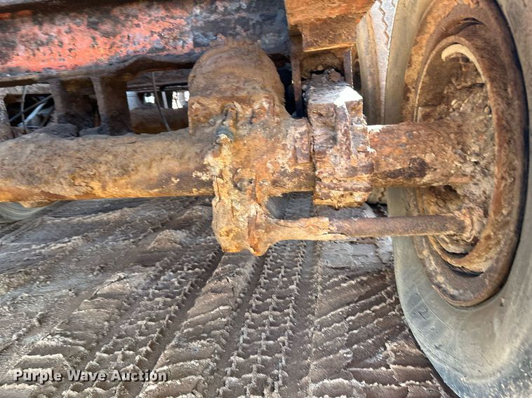 image for item DQ7460 1975 Universal   3042 jaw crusher