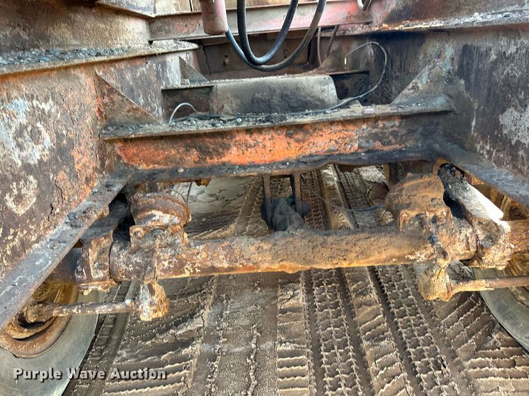 image for item DQ7460 1975 Universal   3042 jaw crusher