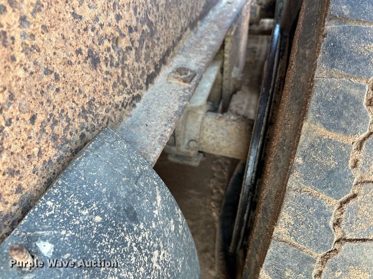 image for item DQ7460 1975 Universal   3042 jaw crusher