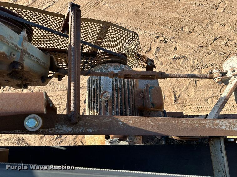 image for item DQ7460 1975 Universal   3042 jaw crusher