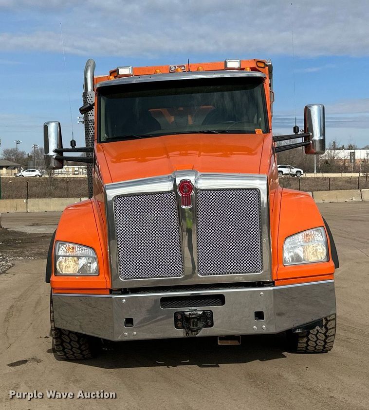image for item DR4252 2018 Kenworth T880 dump truck