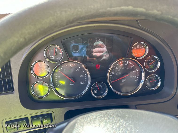 image for item DR4252 2018 Kenworth T880 dump truck