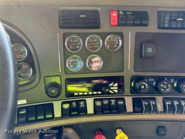 image for item DR4252 2018 Kenworth T880 dump truck