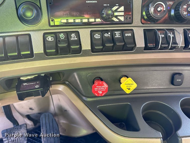 image for item DR4252 2018 Kenworth T880 dump truck