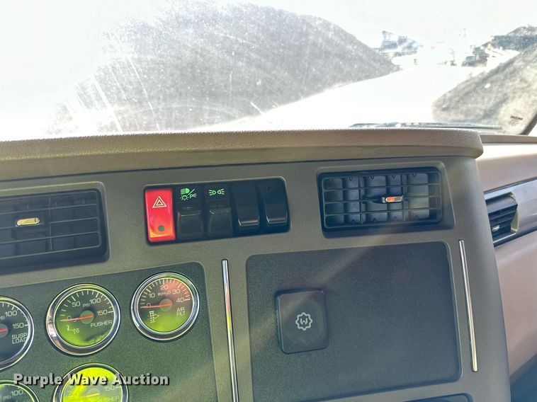 image for item DR4252 2018 Kenworth T880 dump truck