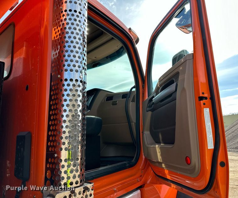 image for item DR4253 2021 Kenworth T880 dump truck