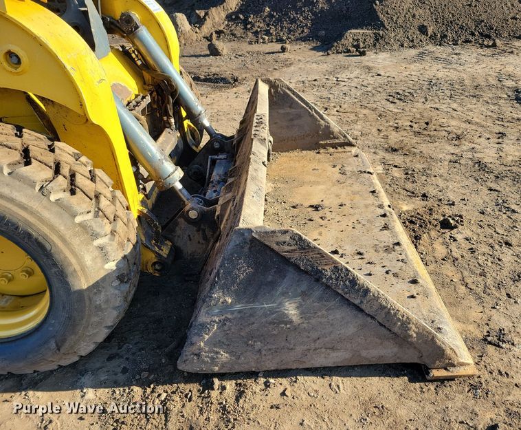 image for item DR4258 2013 Gehl V400 skid steer loader