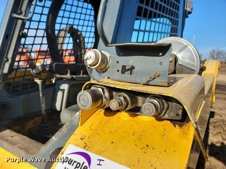 image for item DR4258 2013 Gehl V400 skid steer loader