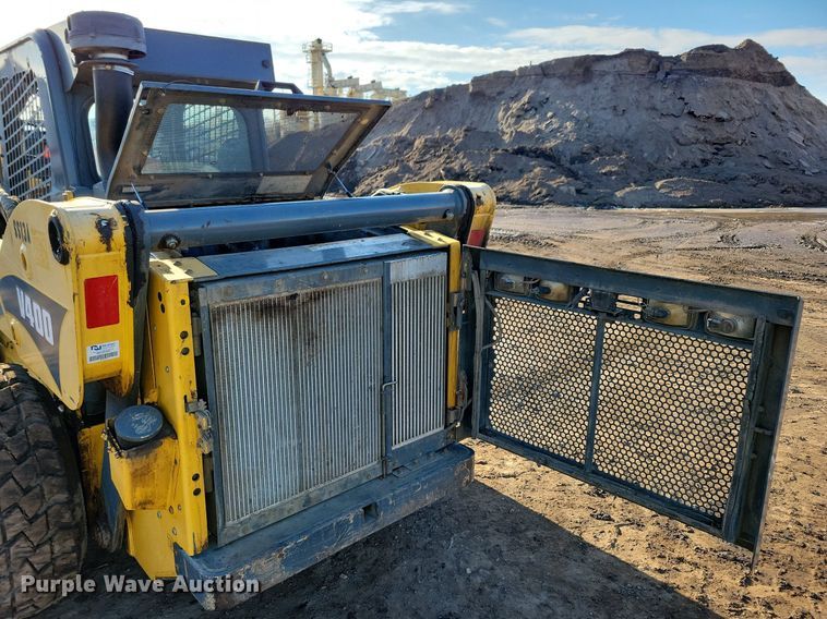 image for item DR4258 2013 Gehl V400 skid steer loader