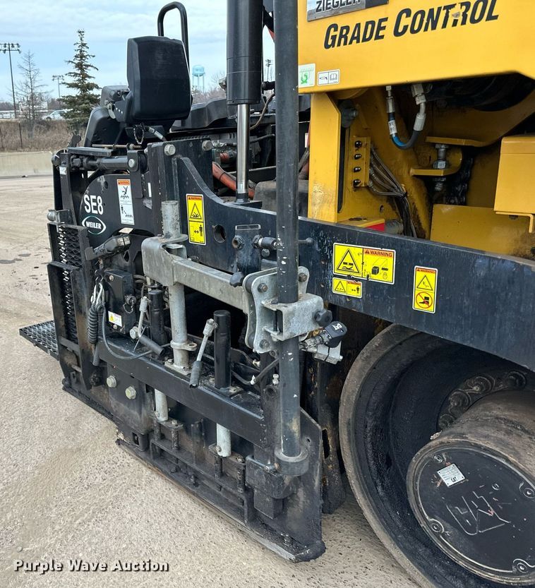 image for item DR4259 2019 Caterpillar AP655F paver