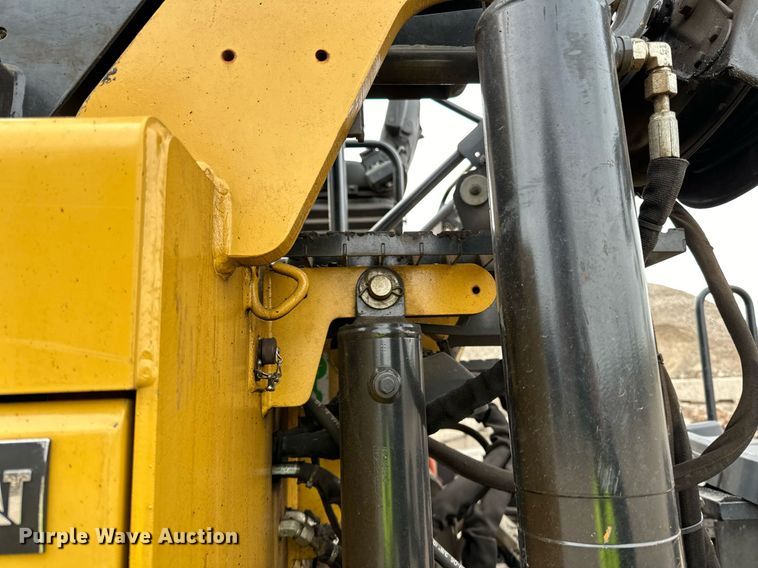 image for item DR4259 2019 Caterpillar AP655F paver