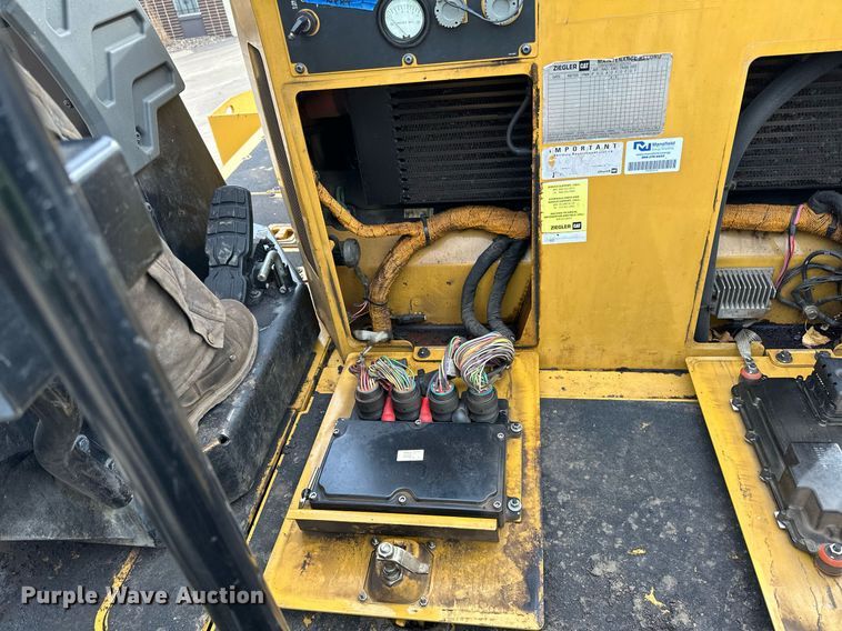 image for item DR4259 2019 Caterpillar AP655F paver