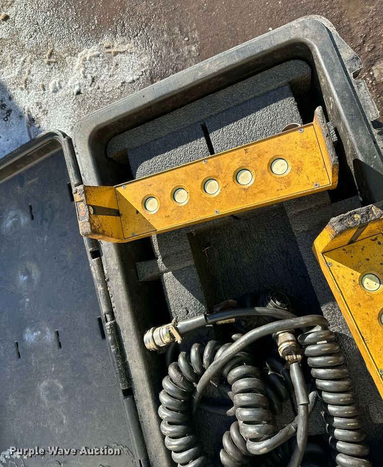 image for item DR4259 2019 Caterpillar AP655F paver