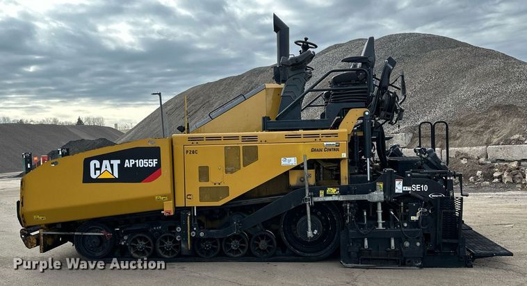 image for item DR4260 2020 Caterpillar AP1055F paver